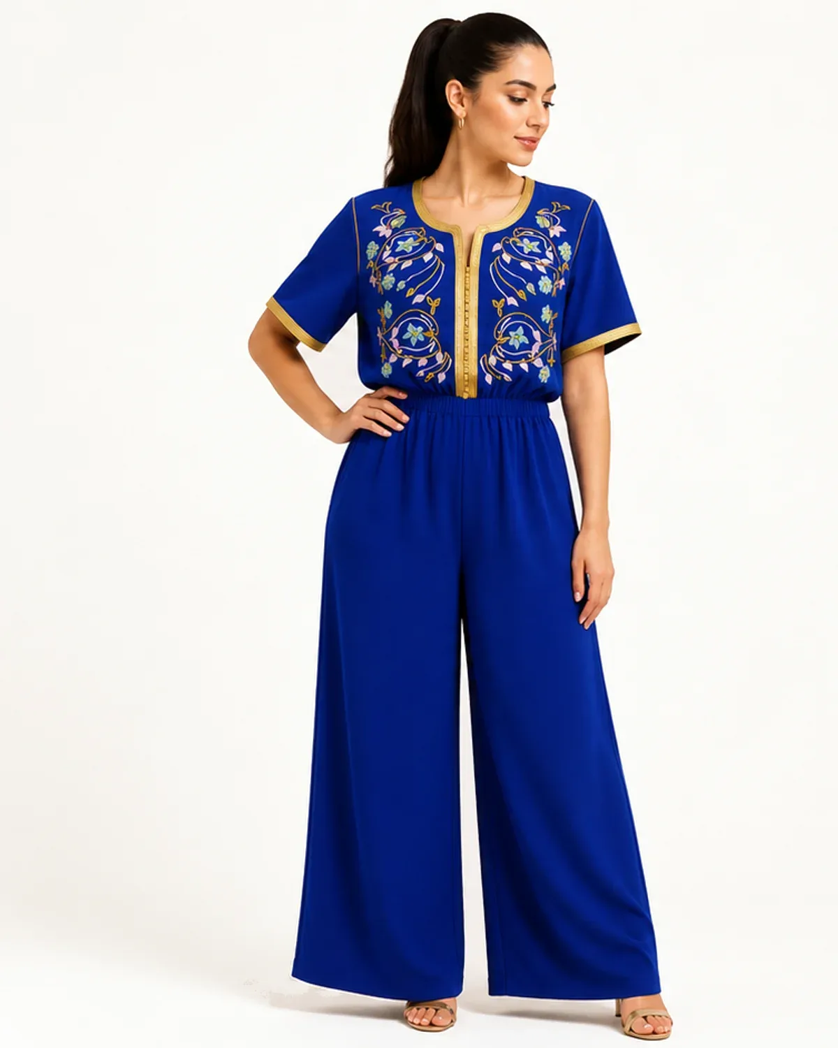 Ensemble haut bleu roi et pantalon large marocain à broderie florale pastel, porté, vue de face