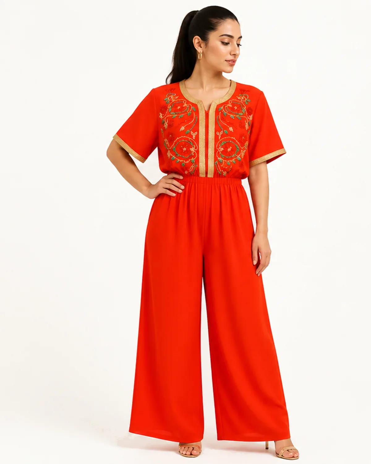 Ensemble haut corail et pantalon large marocain à broderie florale, porté, vue de face