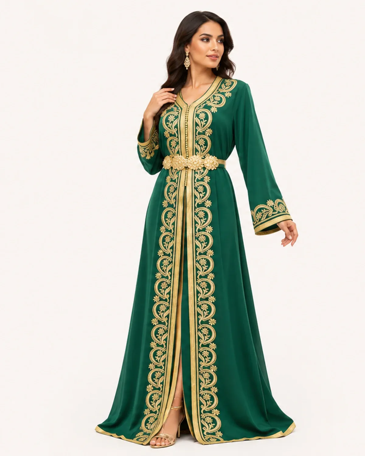 Caftan marocain vert émeraude à broderie aakad dorée et ceinture, porté, vue de face