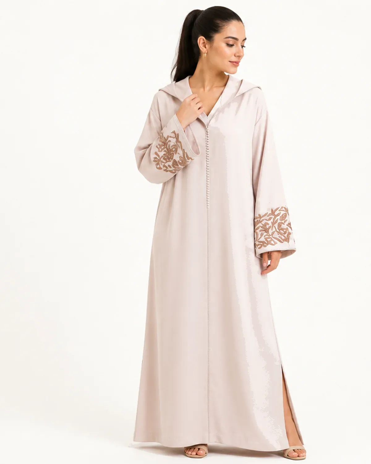 Djellaba marocaine ivoire à capuche, broderie dorée aux poignets et boutons aakad strassés, portée, vue de face