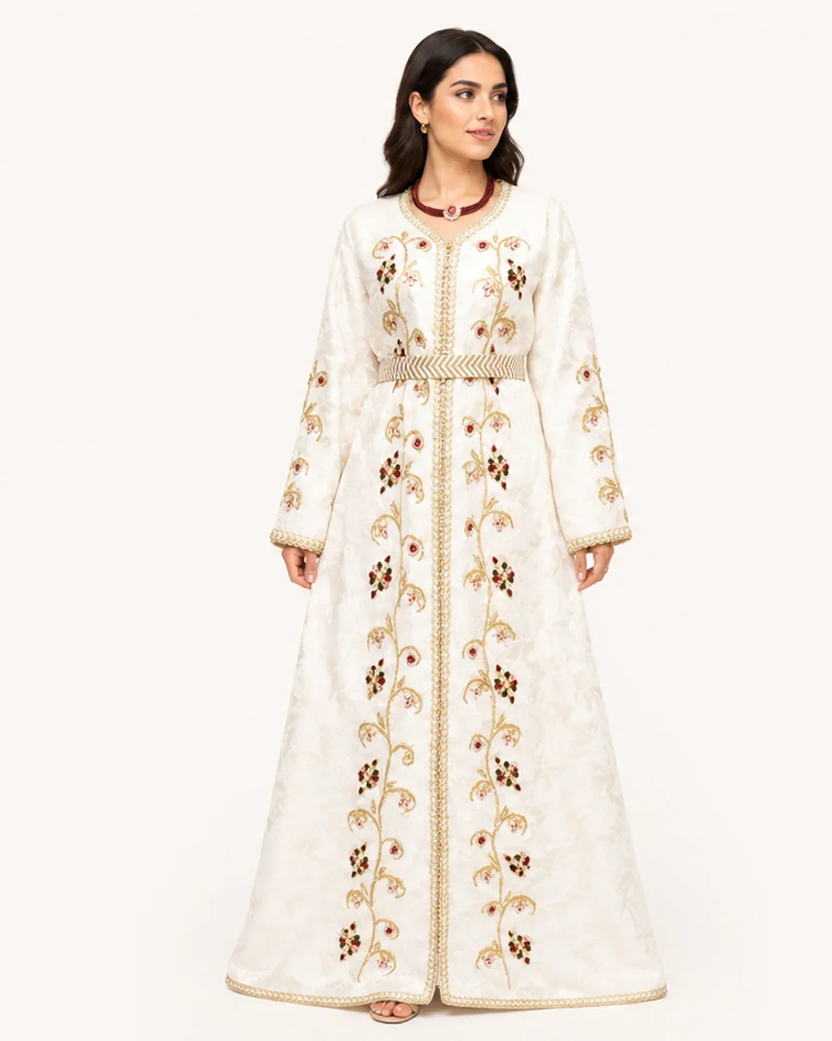 Caftan marocain jacquard ivoire à broderie dorée en vigne et ceinture chevrons, porté, vue de face