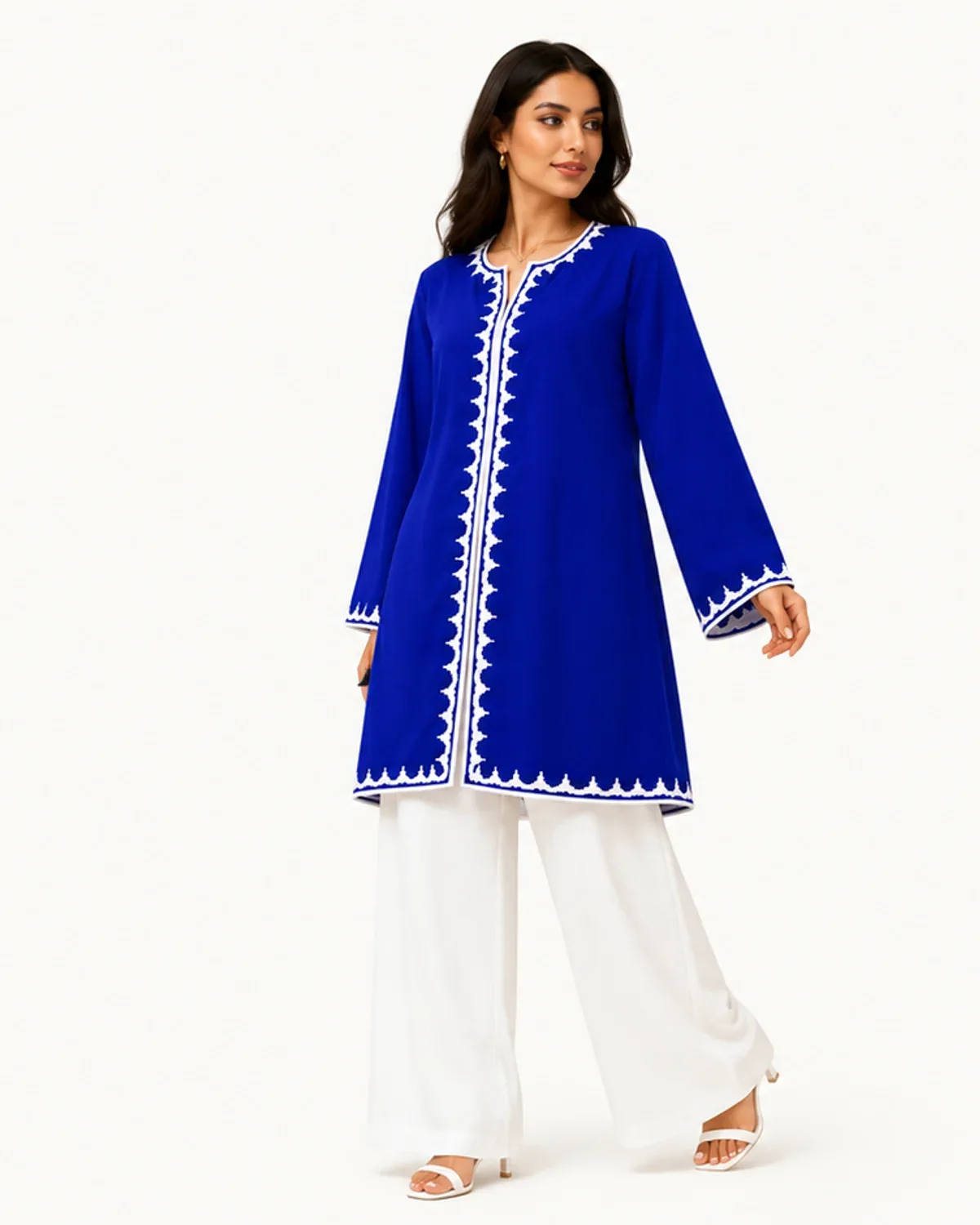 Tunique bleu Majorelle à galon blanc festonné sur pantalon large blanc, portée, vue de face