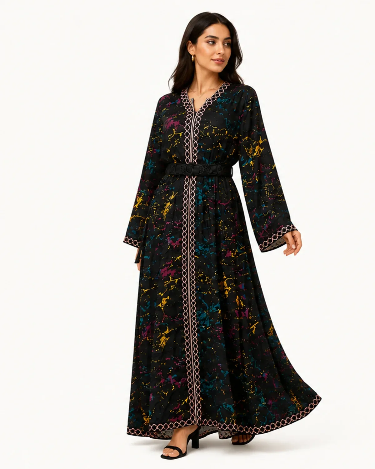 Caftan marocain noir ceinturé à imprimé multicolore et galon géométrique, porté, vue de face