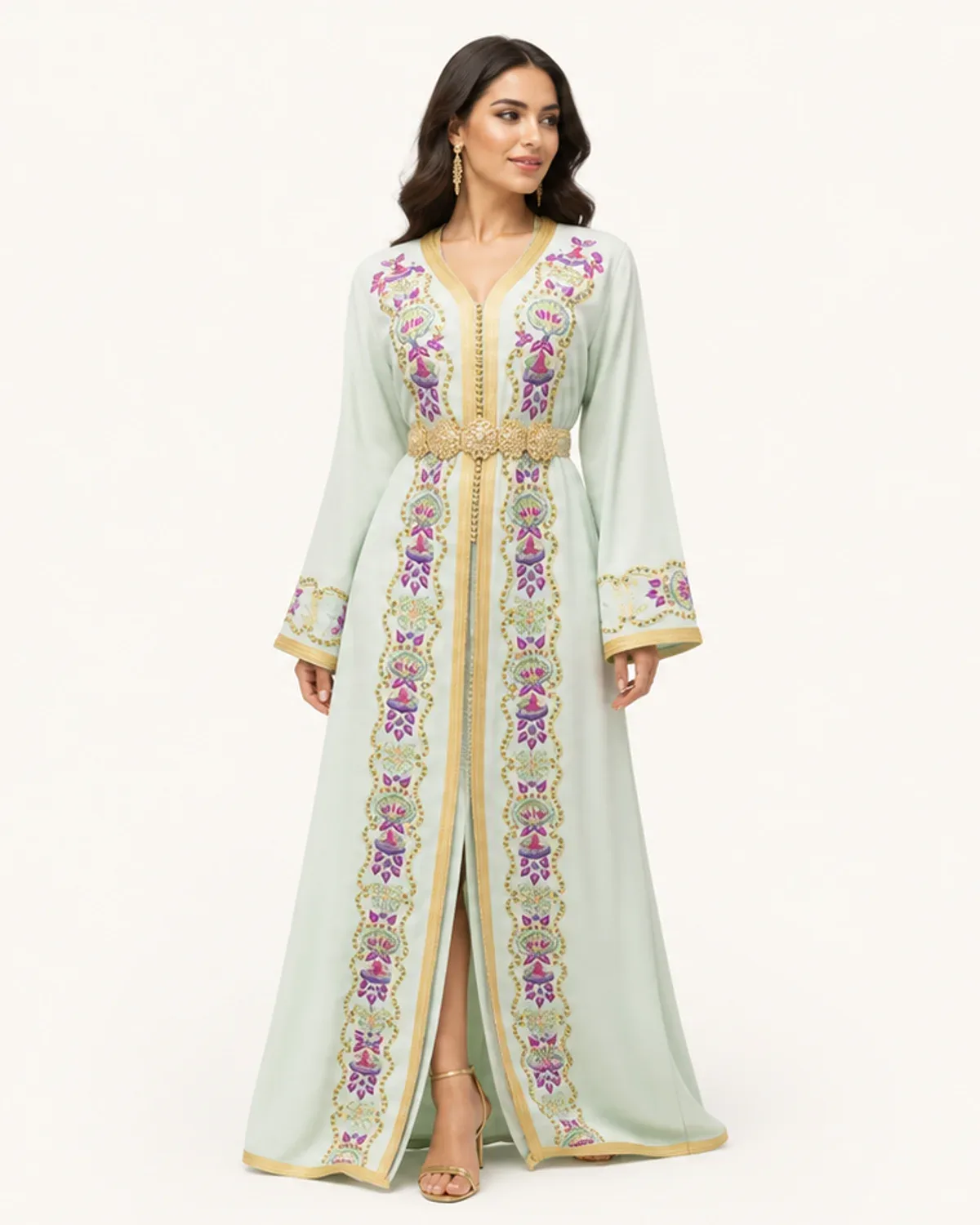 Caftan marocain vert sauge à broderie florale dorée et ceinture, porté, vue de face